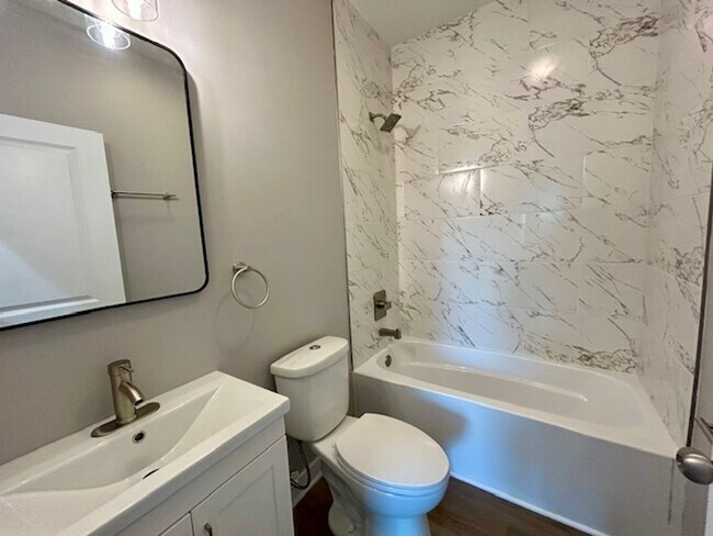 Building Photo - Charming 3-Bedroom 2 Bathroom Duplex in th...
