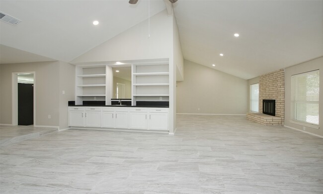 Building Photo - 833 Lakeview Dr