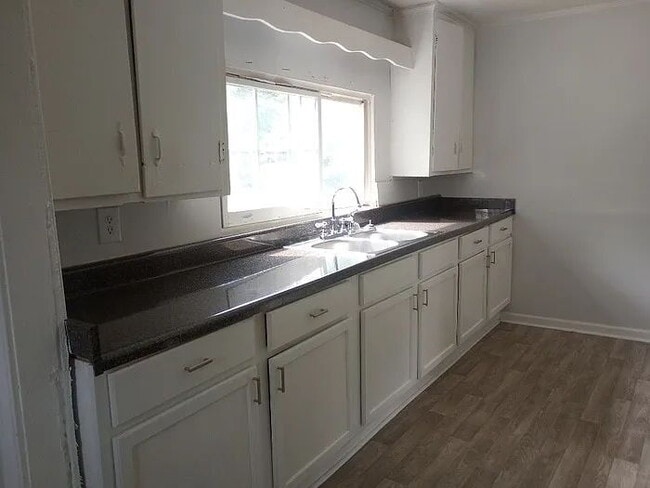 Building Photo - 98 Camp Cir