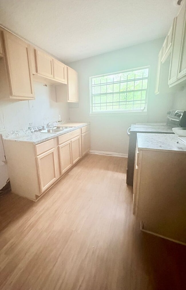 Building Photo - Affordable City living