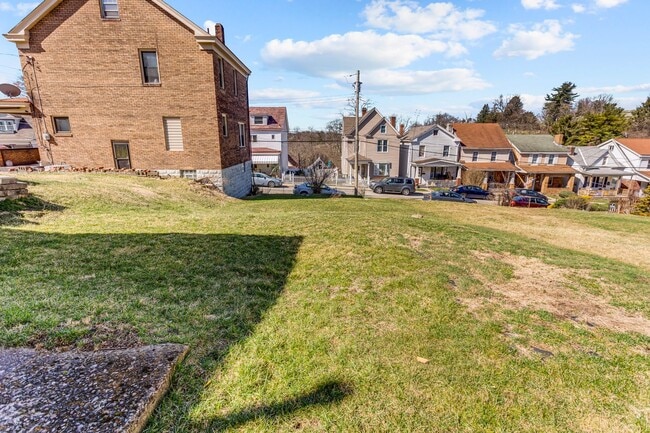 Building Photo - Updated House for Rent in Carrick!