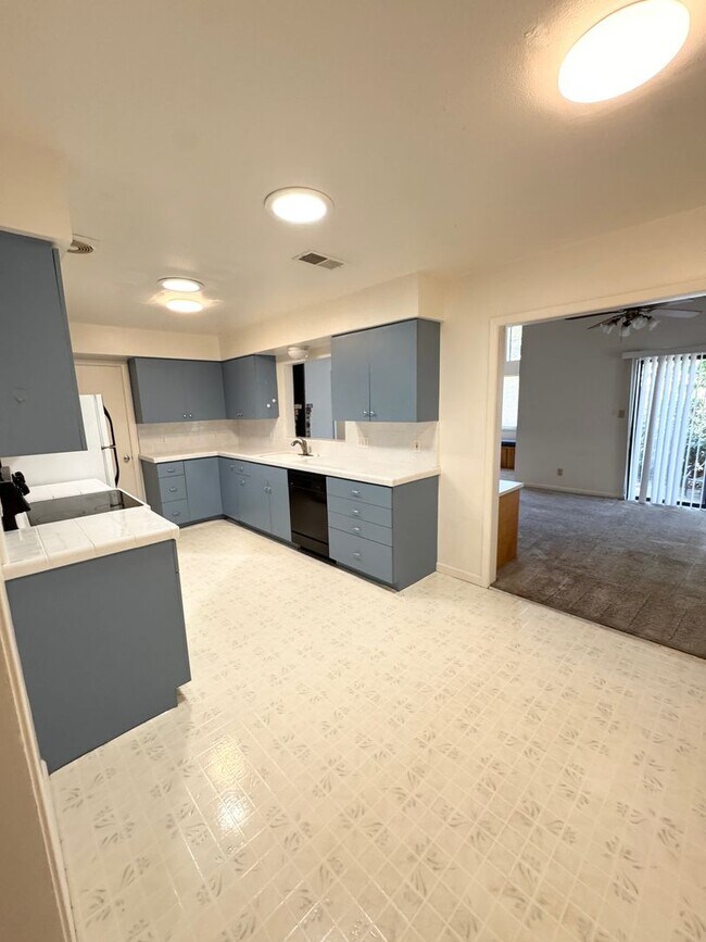 Building Photo - 4 Bedroom, 2 Bath River Park Home – Cul-de-Sac Location | Sacramento, CA