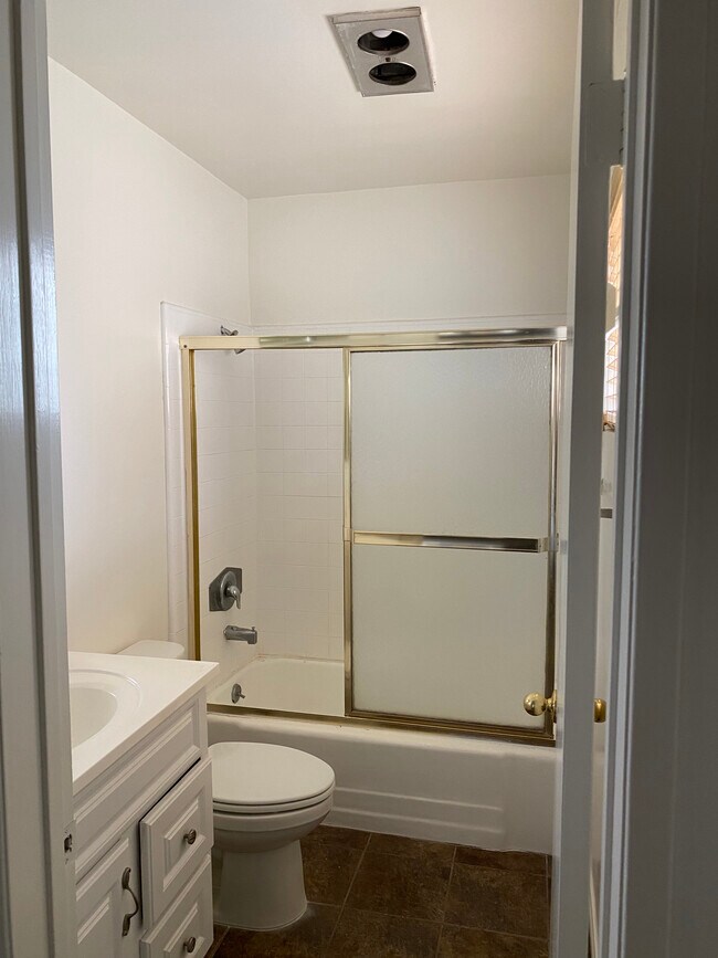 Main Bedroom En Suite Bathroom - 11983 Walnut Ln