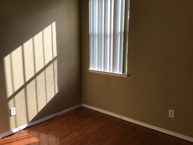 Building Photo - 922 Lake Biscayne Way