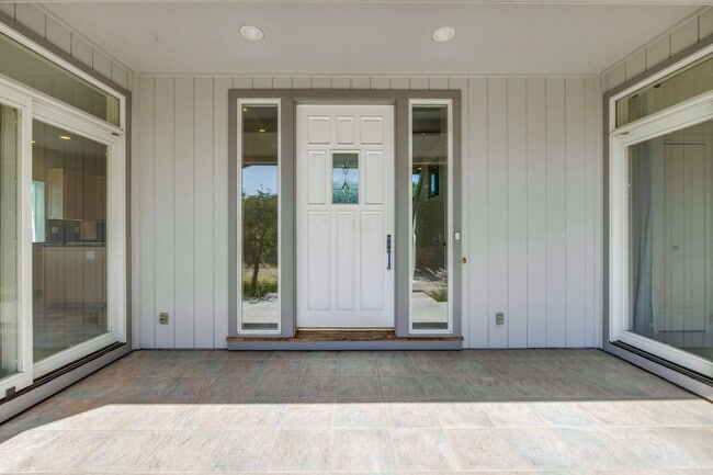 Building Photo - Large 3,767 sqft home on a 10,000 sqft lot- 2 bed located on 1st floor w/ separate entrance - Top...