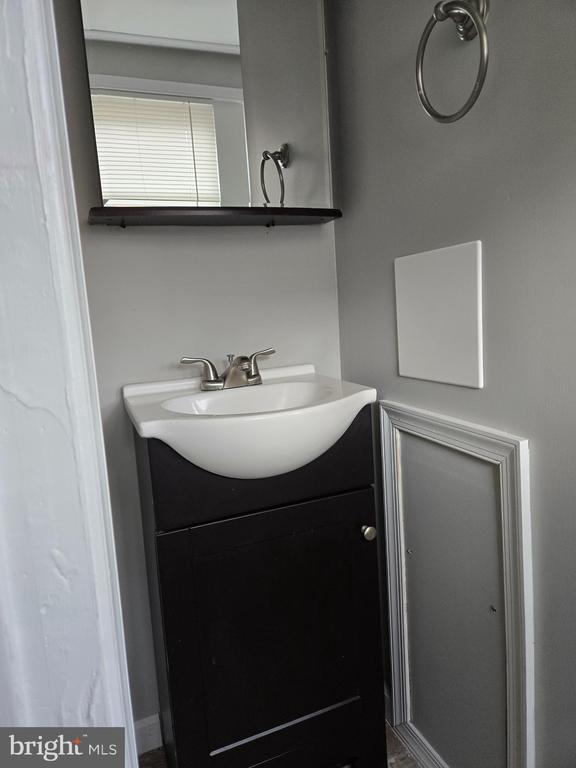 Building Photo - 102 W Broad St