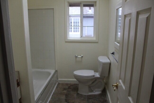 Building Photo - 2437 Darrow Ave