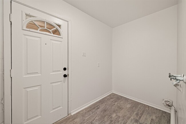 Building Photo - 5615 Beechnut St