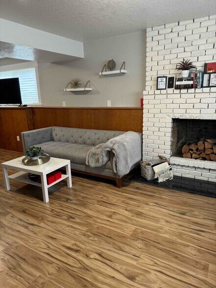 Building Photo - 104 NW Royal Ct