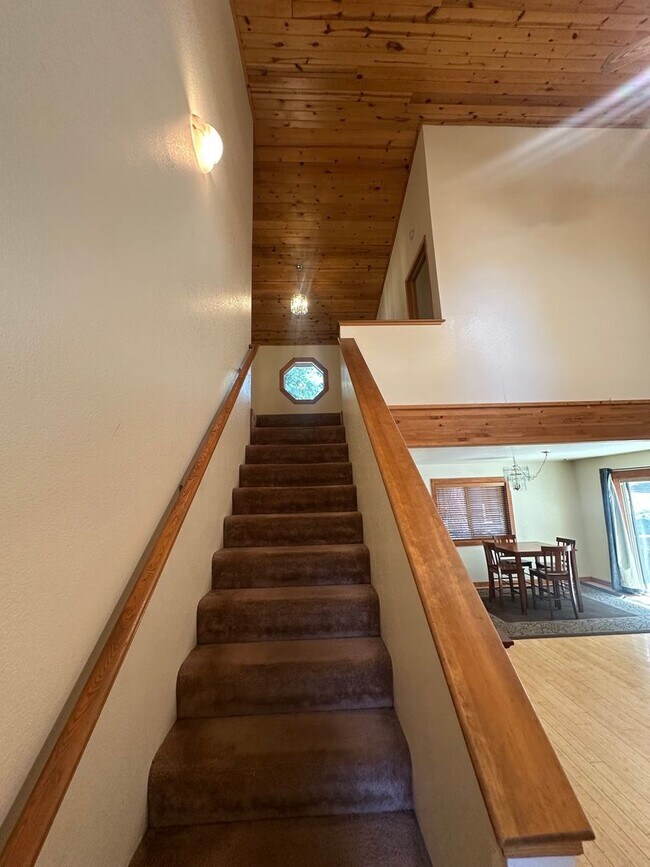 Building Photo - Three Bed, Two Bath Home In Prosser With Two Car Garage