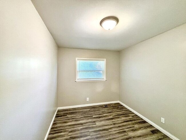 Building Photo - Charming 4-Bedroom Home with Fenced Yard a...