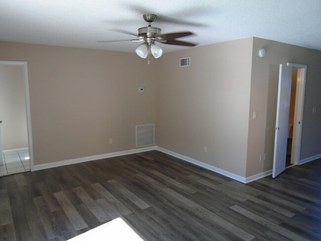 Building Photo - 733 Laurel Bay Cir