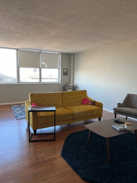 Living Area - 6301 North Sheridan Road