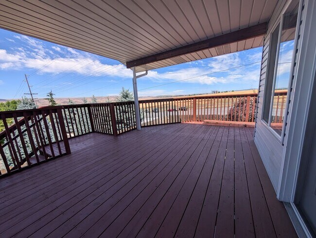 Building Photo - Gorgeous 3 Bedroom 2 Bath Condo - Deck with a View!