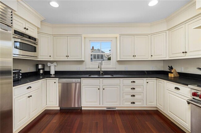 Building Photo - 44 Tuckerman Ave