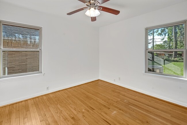 Building Photo - 1027 W 31st St