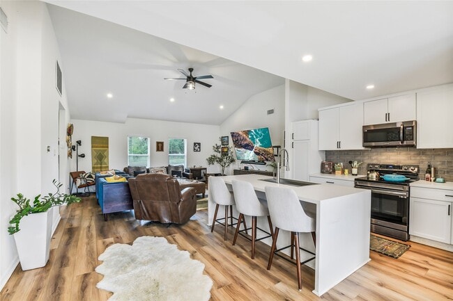 Building Photo - 2550 Roy Cir