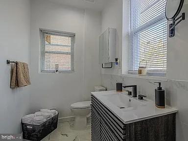 Building Photo - 913 S Yewdall St