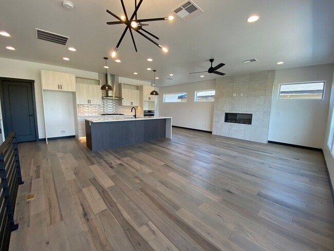 Building Photo - Close to Micron, 3 Bedroom 3 bath w/ a Mil...