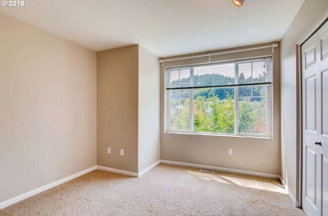 Building Photo - Beautiful Townhome Available in the Progress Ridge Subdivision in Beaverton - $500 MOVE IN SPECIAL!