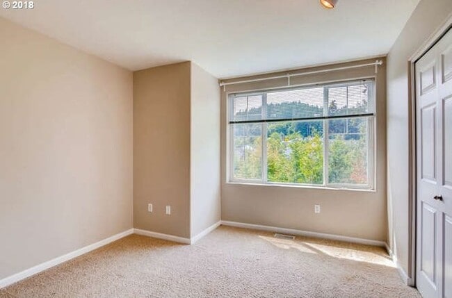 Building Photo - Beautiful Townhome Available in the Progress Ridge Subdivision in Beaverton!