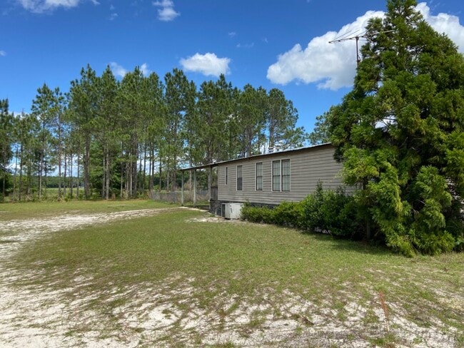 Building Photo - 3 Bedroom, 2 Bath home just outside of Liv...