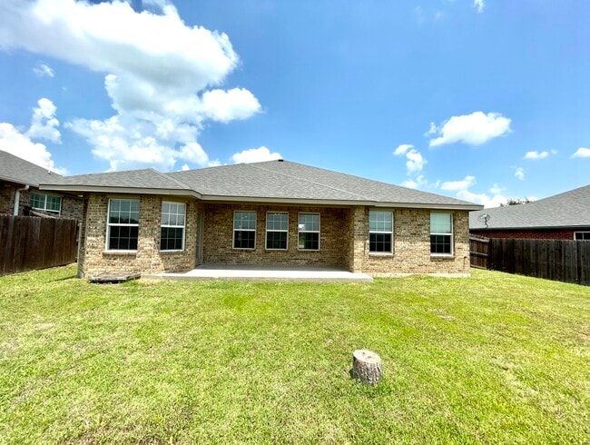 Building Photo - 4820 Lakeshore Dr