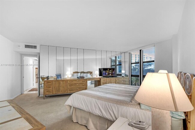 Building Photo - 1121 Crandon Blvd