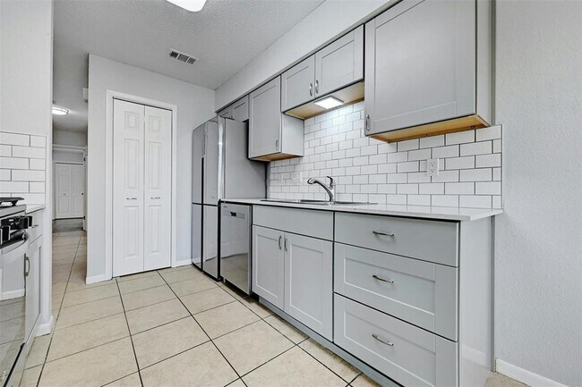 Building Photo - 601 Valley View Dr