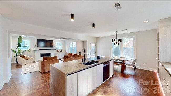 Building Photo - 1220 Lomax Ave