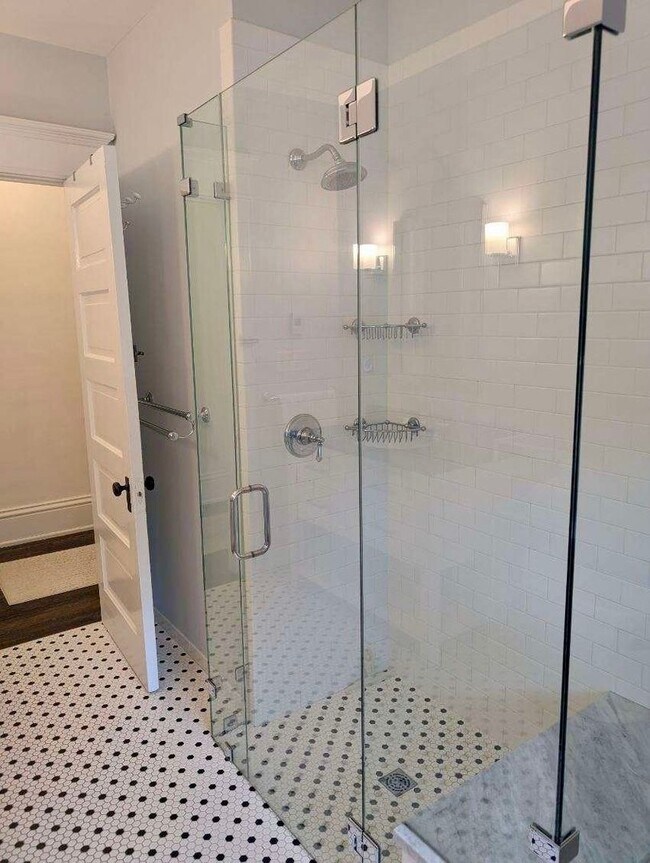 Building Photo - Stunning 3 bedroom main floor unit in prime Saint Paul location.