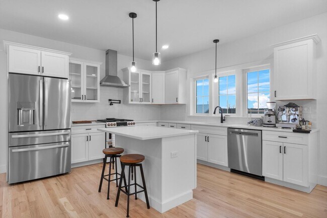 Building Photo - Move In Ready: Custom-built home