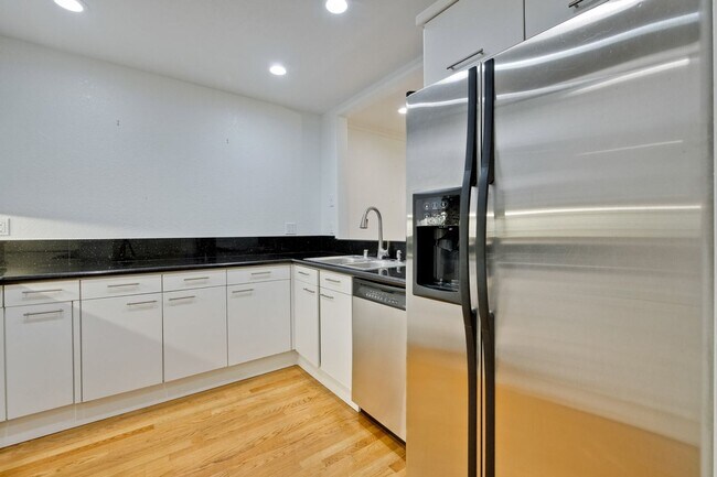 Building Photo - 2-Suite Townhome in Whisman Station Area | Easy Access to 101/237/85