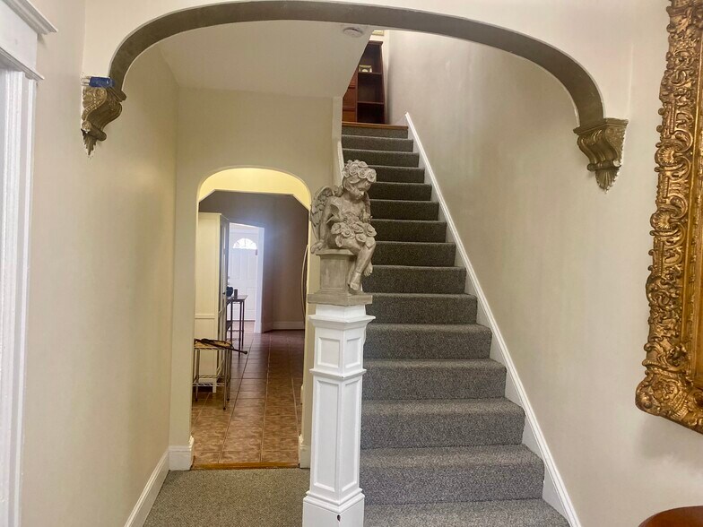 Entrance looking down hallway - 1333 Randolph St NW