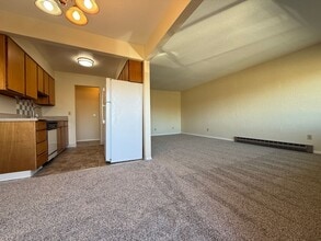 Building Photo - Vintage Upstairs 2 Bedroom With Patio In Hollywood District ~ Near It All! Off Street Parking~ Pe...