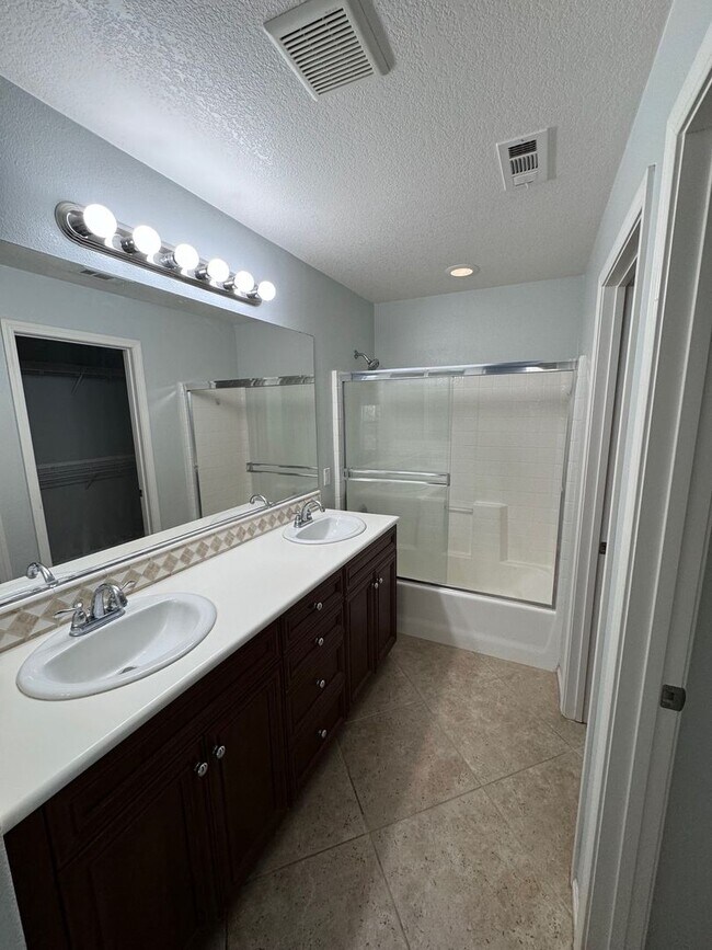 Building Photo - Beautiful 2 Bedroom, 2 Bathroom Oxnard Con...
