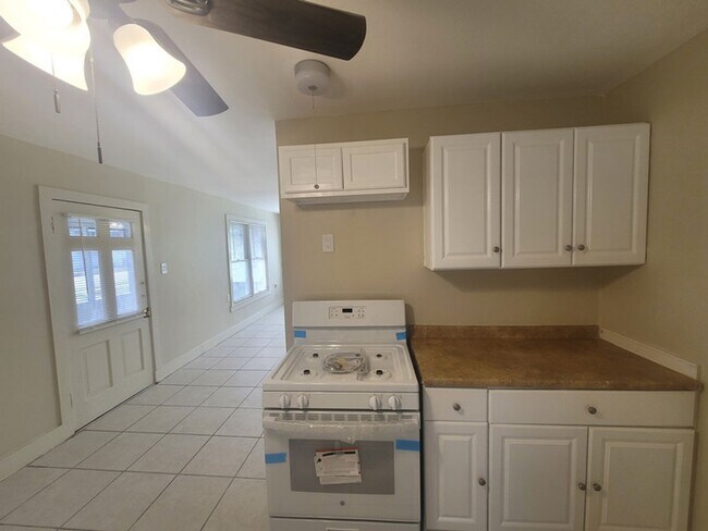 Building Photo - 2 Bedroom / 1 Bath / Bonus Room / 67th street