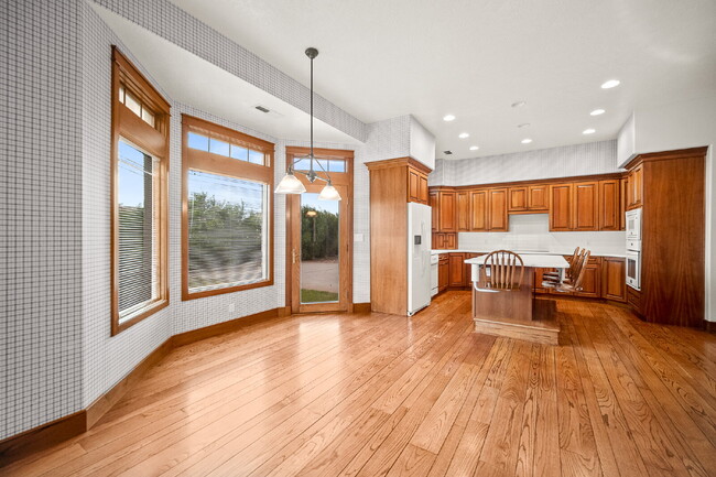 Building Photo - "Spacious 4-Bedroom, 4.5 Bathroom 4792 sq. ft. Retreat with Scenic Views and Cozy Fireplace in St...