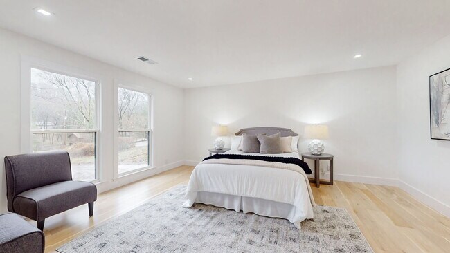 Building Photo - 5527 Hillview Dr