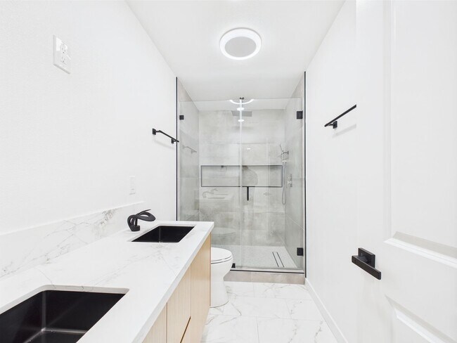 Building Photo - Modern Luxury 3x2 home in the Heart of Vista