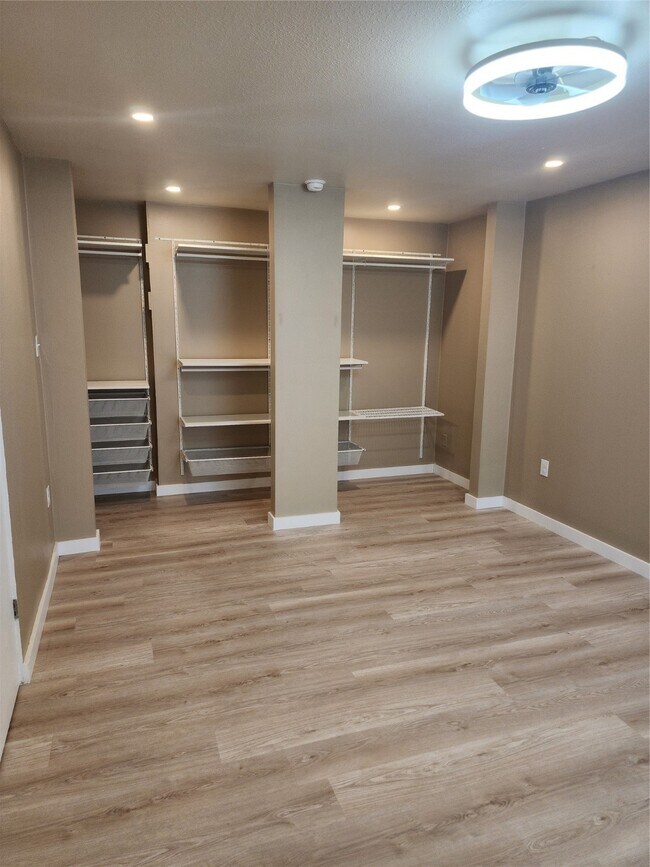 Building Photo - 513 S Post Oak Ln