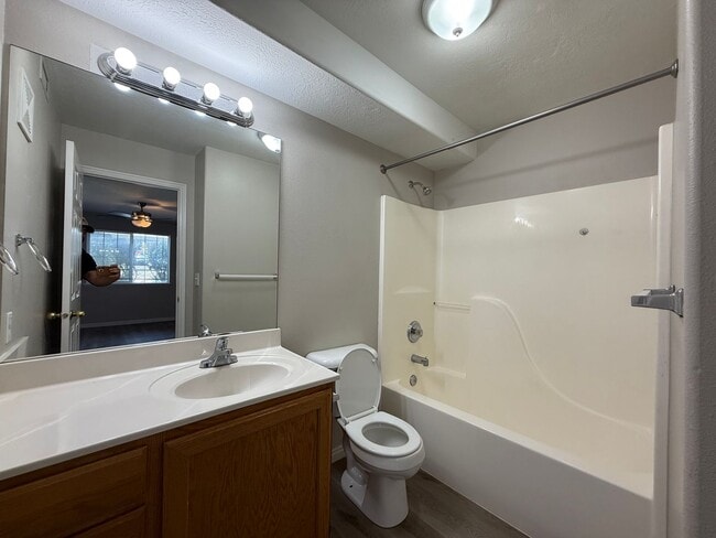 Building Photo - Spacious 3-Bedroom Condo in Orem!