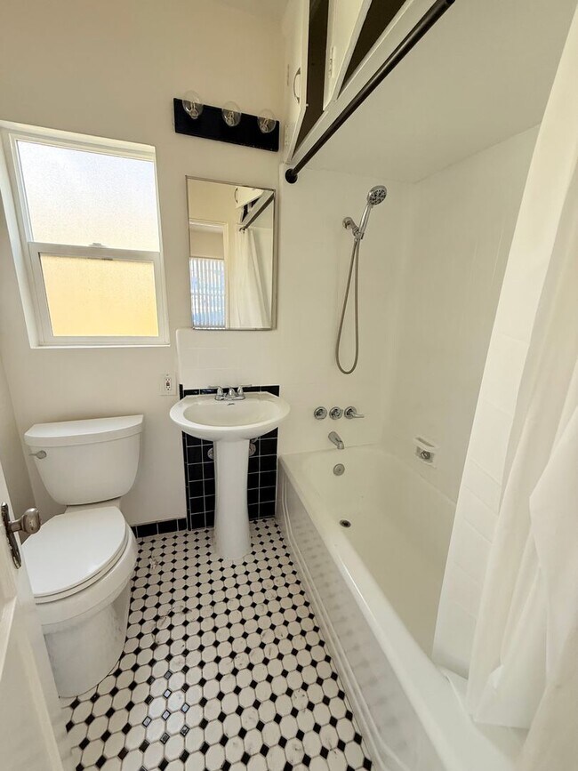 Building Photo - House 2bd/2ba +Bonus room+Gar+yard