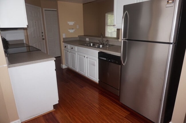 Building Photo - Residences at Sabal Point Spacious 2/2