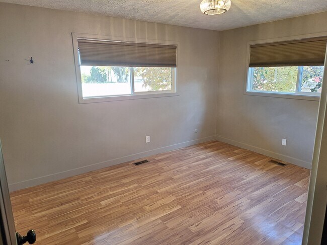 Building Photo - 2437 N Curtis Rd