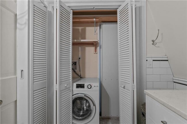 Building Photo - 99 Coggeshall Ave