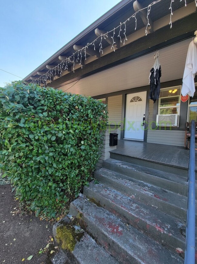 Building Photo - Amazing 1-Bedroom Unit in a Side-by-Side Duplex Near Hollywood District