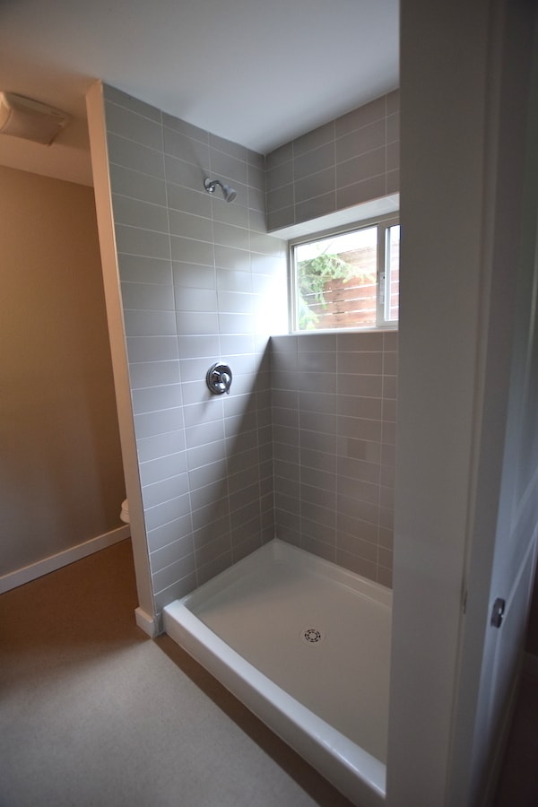 Building Photo - Modern 3 bed/1.75 bath in GREAT Shoreline location!!! AVAILABLE August 1st,2024