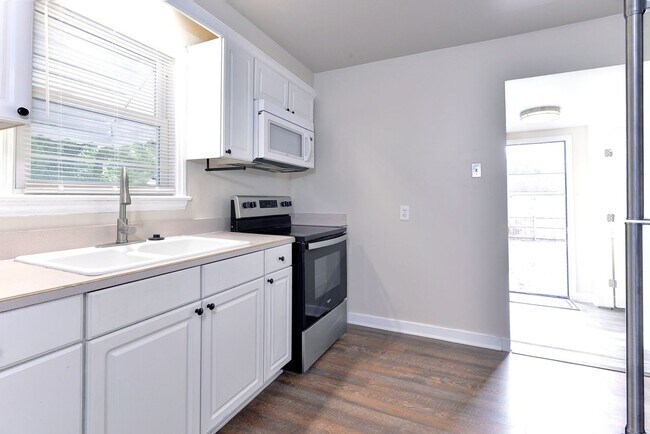 Building Photo - 606 Yorktown Rd