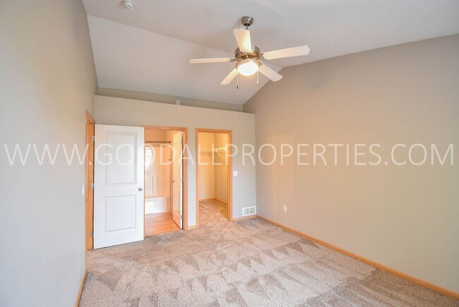 Building Photo - 2 Bedroom, 2.5 bath townhome in Urbandale ...